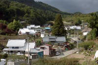 上条集落・絶景
右端に復元された御堂がみえる