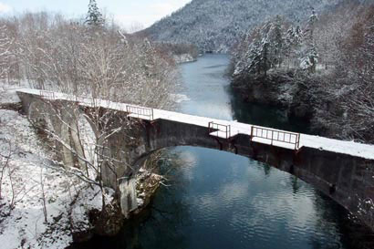 新雪の第３音更川アーチ橋