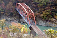 紅葉の渓谷に架かるトラス橋
今にも列車が飛び出てきそうだ