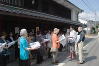 稲荷山宿内で一般公開されている
「くらし館」かつての町屋を再生した
資料館。泉会長が解説