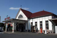 JR土讃線、琴平駅（香川県琴平町）
　JR四国の前身、旧讃岐鉄道が開通して今年で120周年。　
ランドマークでもある美しい洋風の駅舎は３代目