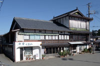 駅前の３階建の旅館（国登録文化財）
町の繁栄の証