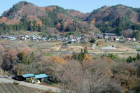 河岸段丘に広がる集落全景