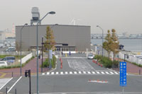 会場の新港村はその名のとおり
横浜新港地区にある。
１１月６日まで現代アートの特別展示中