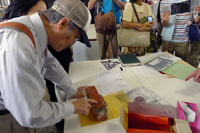 取り壊された帝産倉庫の
煉瓦を見て盛り上がる
＊煉瓦配布イベントで300個を配布した