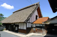 千代の春酒造の酒蔵の
茅葺きの主屋（志和地区）