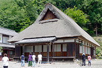 豪快な茅葺屋根の西国寺
(国重要文化財)