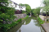 運河沿いには土蔵が並ぶ
(国重要伝統的建造物群保存地区)