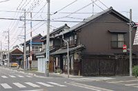 街中に昭和初期の町屋が並ぶ