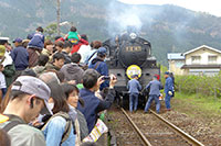 八東駅ホームは人の山
まるでお祭り