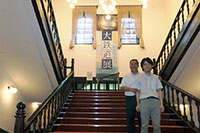 特別展示室は東棟の二階
階段で資料提供者の二階堂君
(法政大学専任講師)と記念撮影