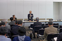 26日午前中は日本鉄道保存協会の
総会も開催。挨拶する菅 建彦
(代表幹事団体交通協力会会長)