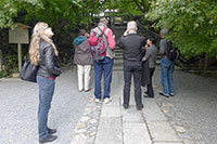 竜安寺では、石庭を前に
歴史的空間にぞっこん
