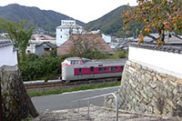 城下町を駆ける特急「やくも」号
（岡山県高梁市）