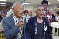 屋根ふきの大先輩
右が松澤さんとお友達