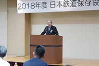 総会であいさつする菅建彦
（代表幹事団体　
公益財団法人交通協力会会長）