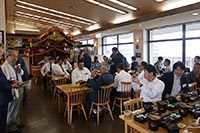 昼食は、秋田名物キリタンポ鍋
最後に菅建彦（当協会代表幹事団体、
交通協力会会長）が挨拶