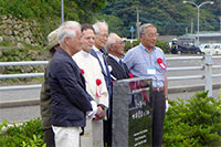 世界遺産記念碑の除幕式で
手前が柿森和年さん