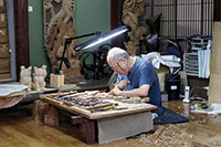 蚕種業終焉後に伝統工芸の
木彫りで繁栄