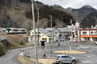 陸羽東線鳴子御殿湯駅からみた
温泉街を行くキハ