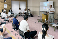 講演する米山