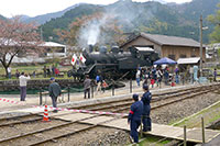 賑わう若桜駅構内